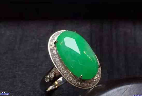 翡翠戒面出現(xiàn)裂紋的修復方法與預防措施 保護價值的關鍵策略